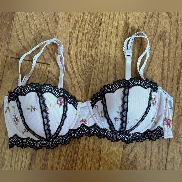 Victoria’s Secret Rare Flower Lace Bra - Picture 1 of 5